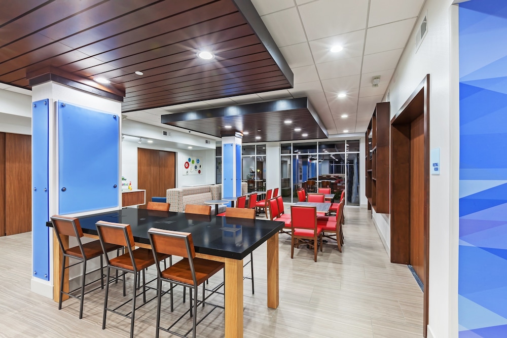 Holiday Inn Express & Suites Coffeyville by IHG - photo 29