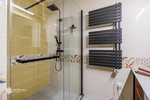 Zemplén Terrace luxusapartman a belvárosban kültéri fedett jacuzzival — 4-Star Luxury Hotel in Miskolc, Hungary