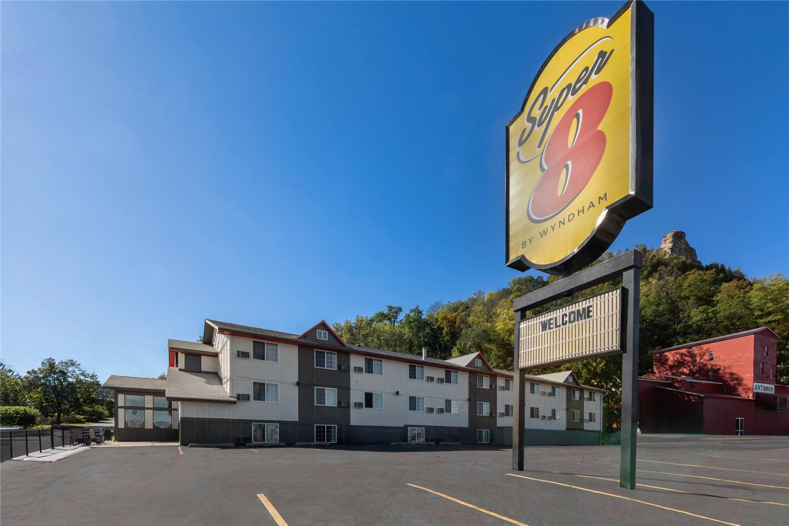 Super 8 by Wyndham Winona MN — hotel in Winona