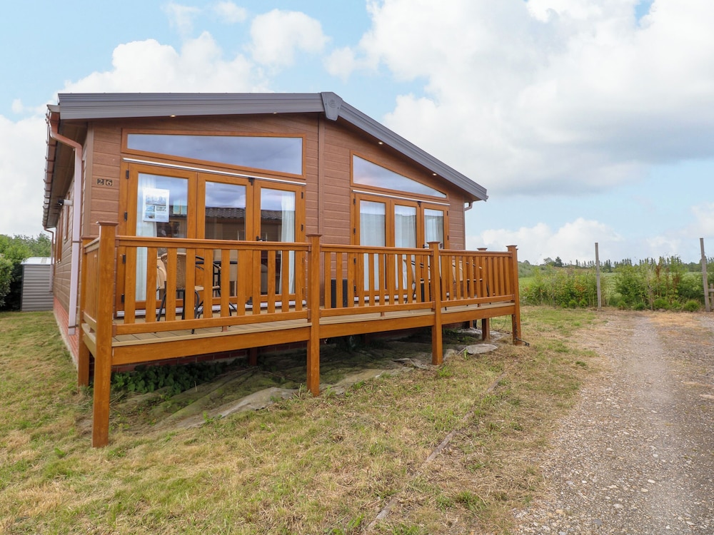 Lodge 26 Fishing Lakes — 4-Star Luxury Hotel in Stowmarket, United Kingdom