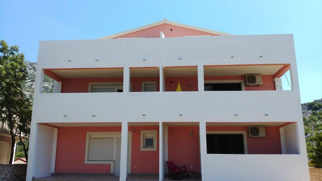 Apartmani Andrea — 4-Star Luxury Hotel in Karlobag, Croatia