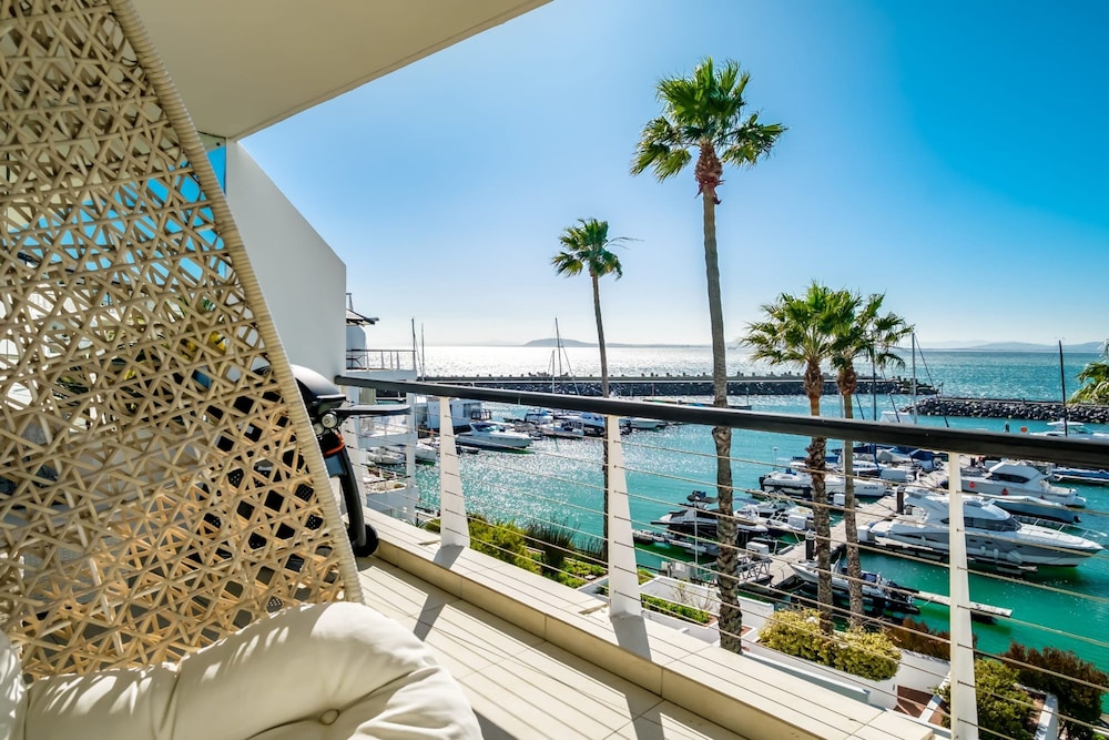 Aqua Views — 4-Star Luxury Hotel in Cape Town, South Africa