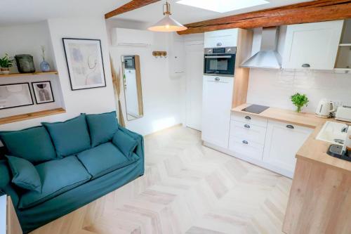 Aubernon Luxurious Newly Renovated Flat in Heart of Old Antibes in Antibes, France