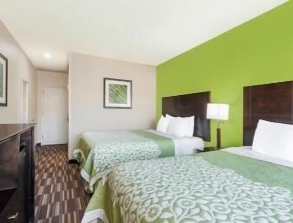 Days Inn & Suites by Wyndham Jamaica JFK Airport - photo 8