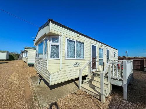 Superb Dog Friendly Caravan With Decking In Hunstanton In Norfolk Ref 13010L in Hunstanton, United Kingdom