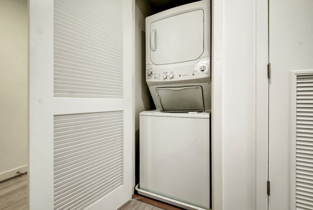Global Luxury Suites at Tiverton Ave - photo 21
