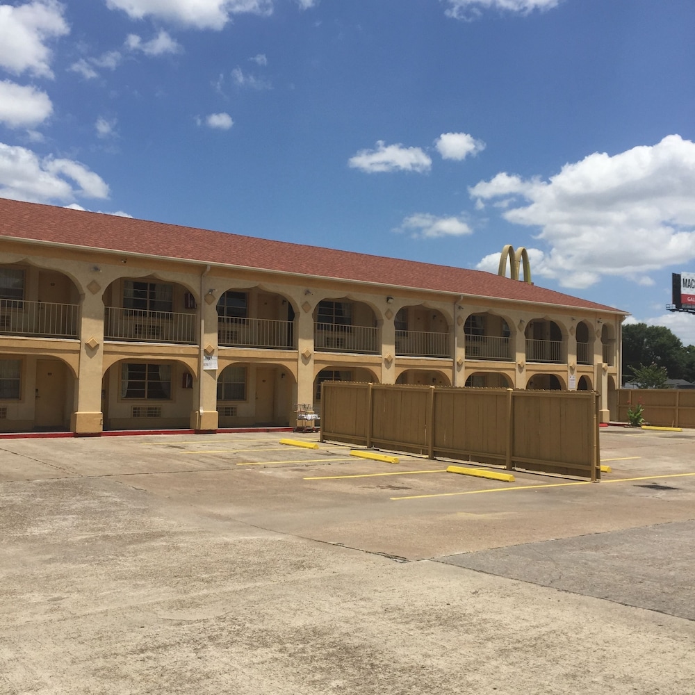 Guest Inn & Suites - photo 25