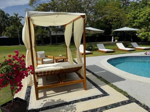 Chic Ness Oasis Now Heated Pool — hotel in Cutler Bay