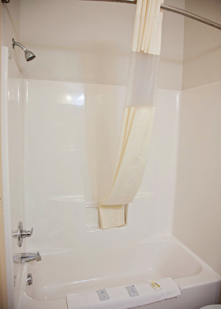 Big Lake Inn & Suites - photo 35