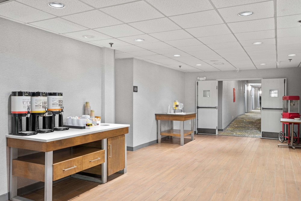 Hampton Inn Cleveland Westlake - photo 28