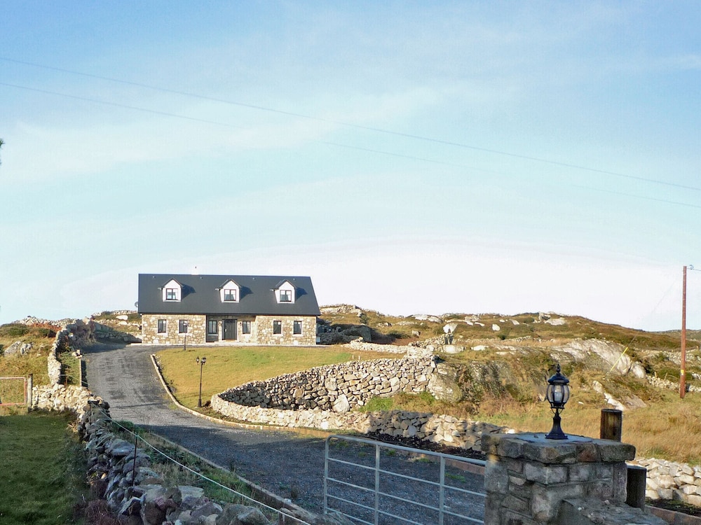 Cnocan Na Cuaig Carraroe by Trident Holiday Homes — 4-Star Luxury Hotel in Gaillimh, Republic of Ireland