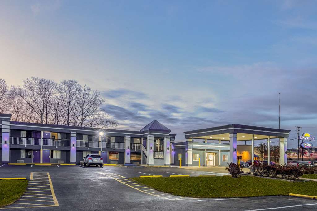 Days Inn by Wyndham Fredericksburg North - photo 3