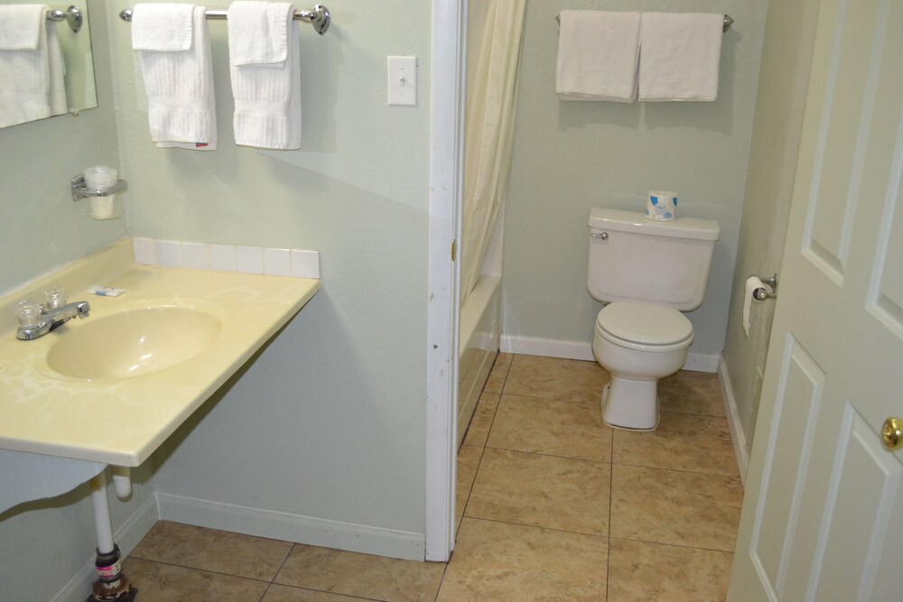 Lake Country Motel - photo 19