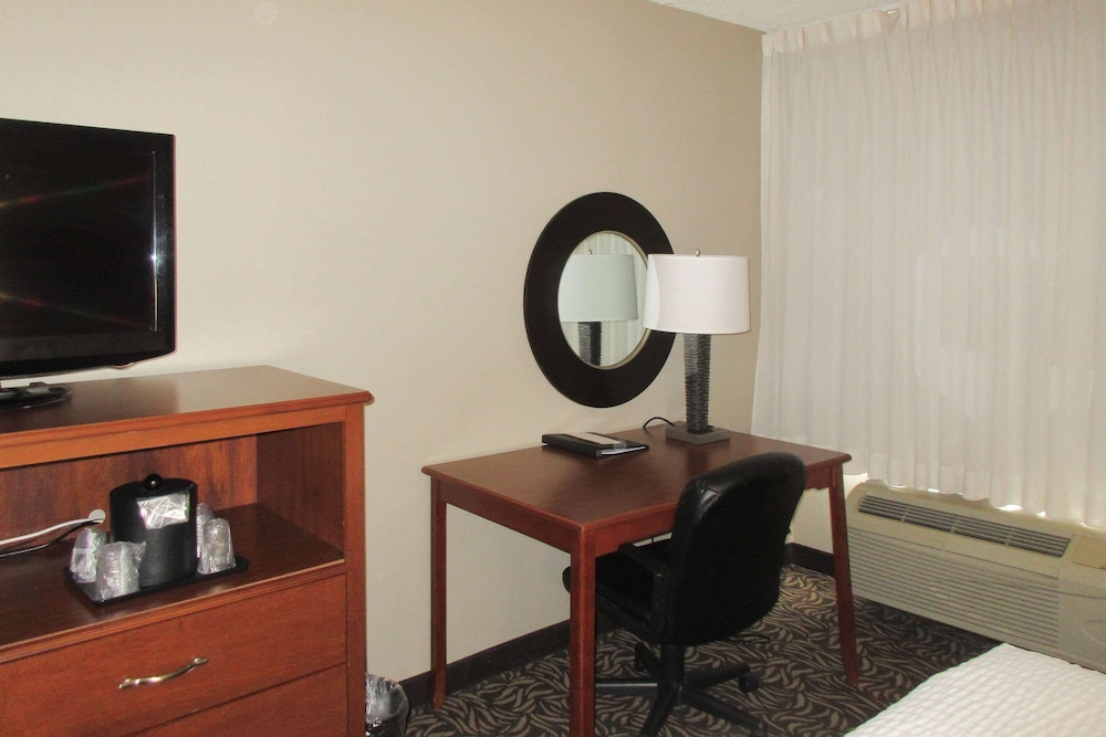 Clarion Inn & Suites Cortland University Area - photo 11