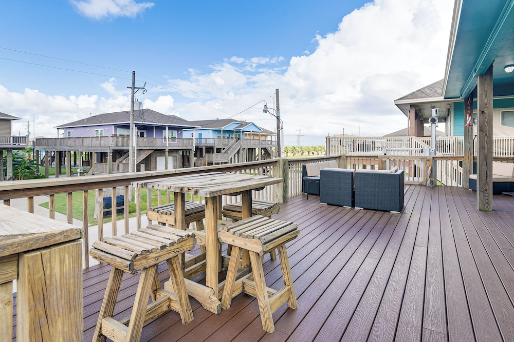 Walk to the Ocean: Family Retreat in Crystal Beach in Bolivar Peninsula, United States