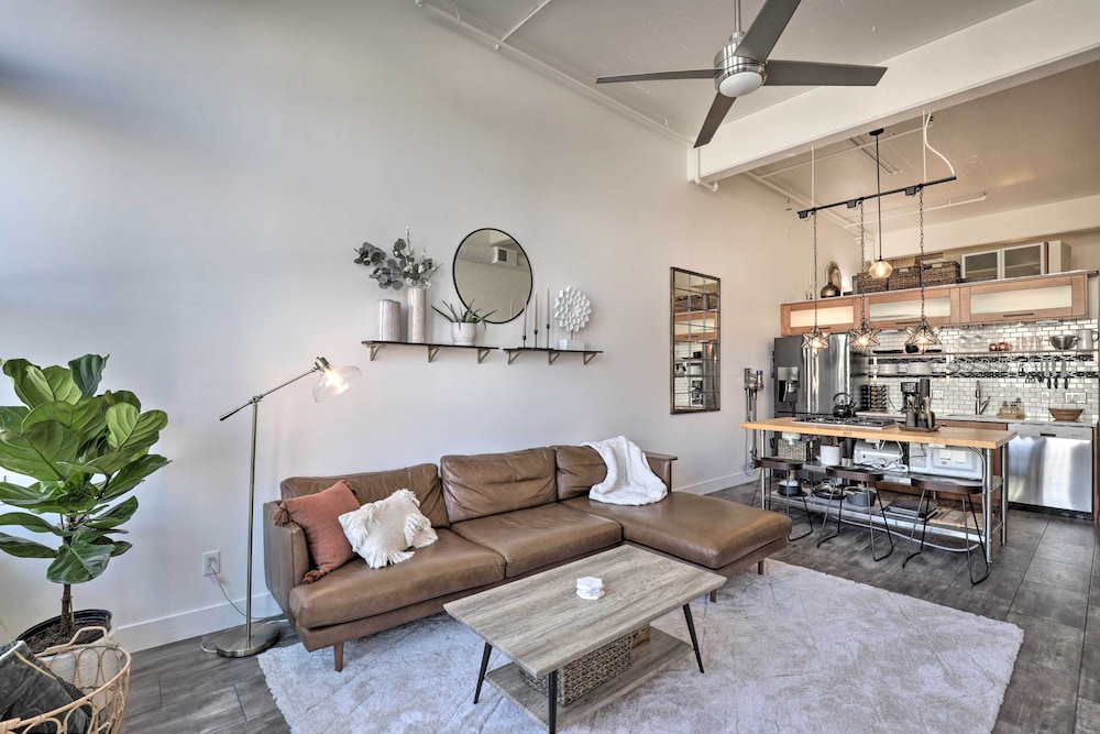 Chic SLC Downtown Studio Loft Walk to Shops — 4-Star Luxury Hotel in Salt Lake City, United States
