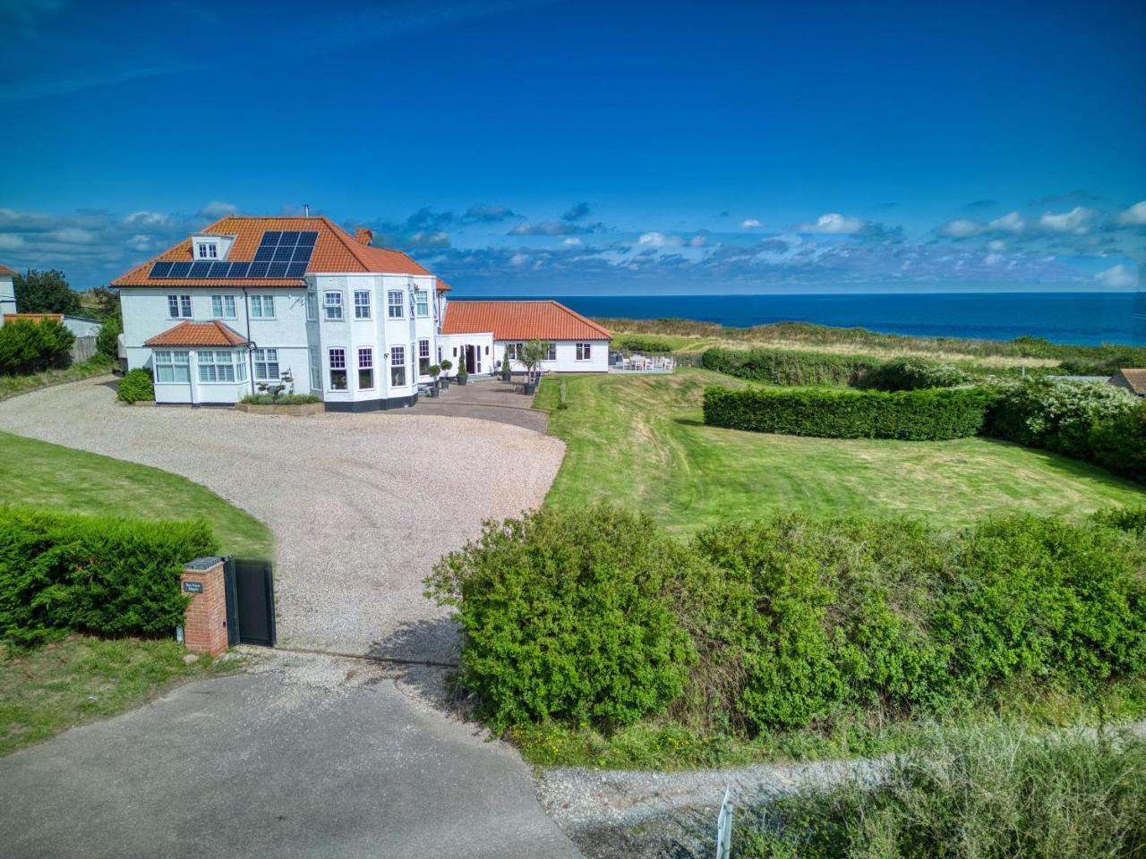 Sea View Manor beach access heated pool hot tub — 4-Star Luxury Hotel in Mundesley, United Kingdom