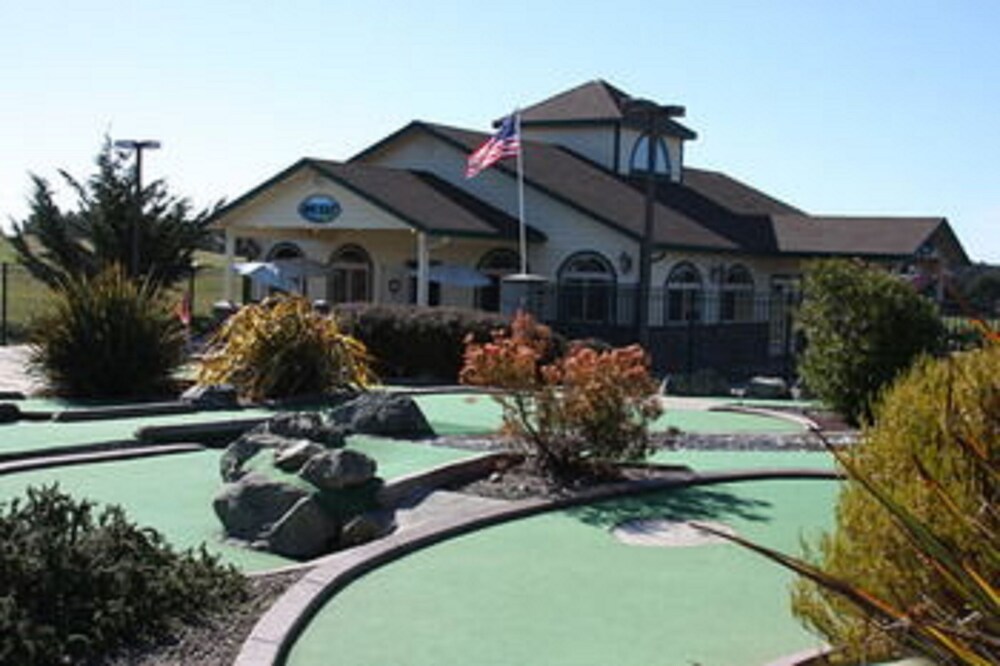 Emerald Dolphin Inn & Mini Golf - photo 25