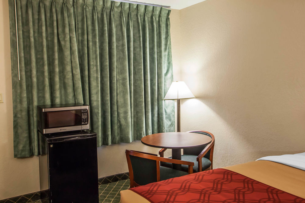 Econo Lodge Hannibal - photo 7