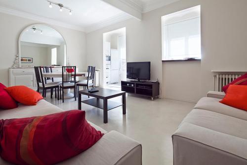 Central and Spacious Family Apartment — 4-Star Luxury Hotel in Barcelona, Spain