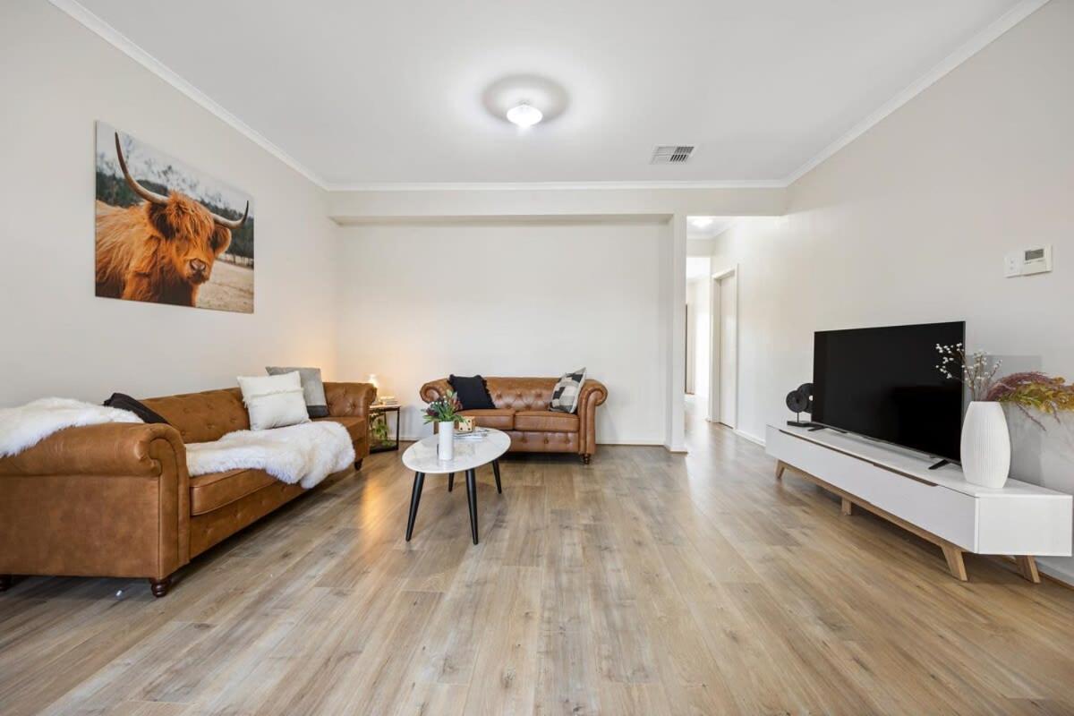 The Charming Living 3BR Townhouse Perfect Vacation — 4-Star Luxury Hotel in Birkenhead, Australia
