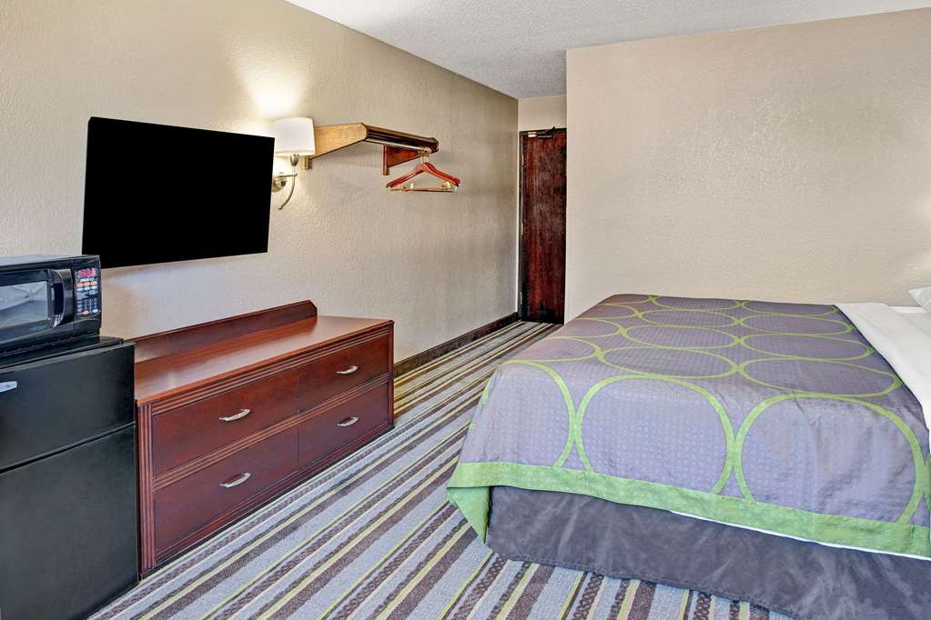 Super 8 by Wyndham Roseville Detroit Area - photo 19