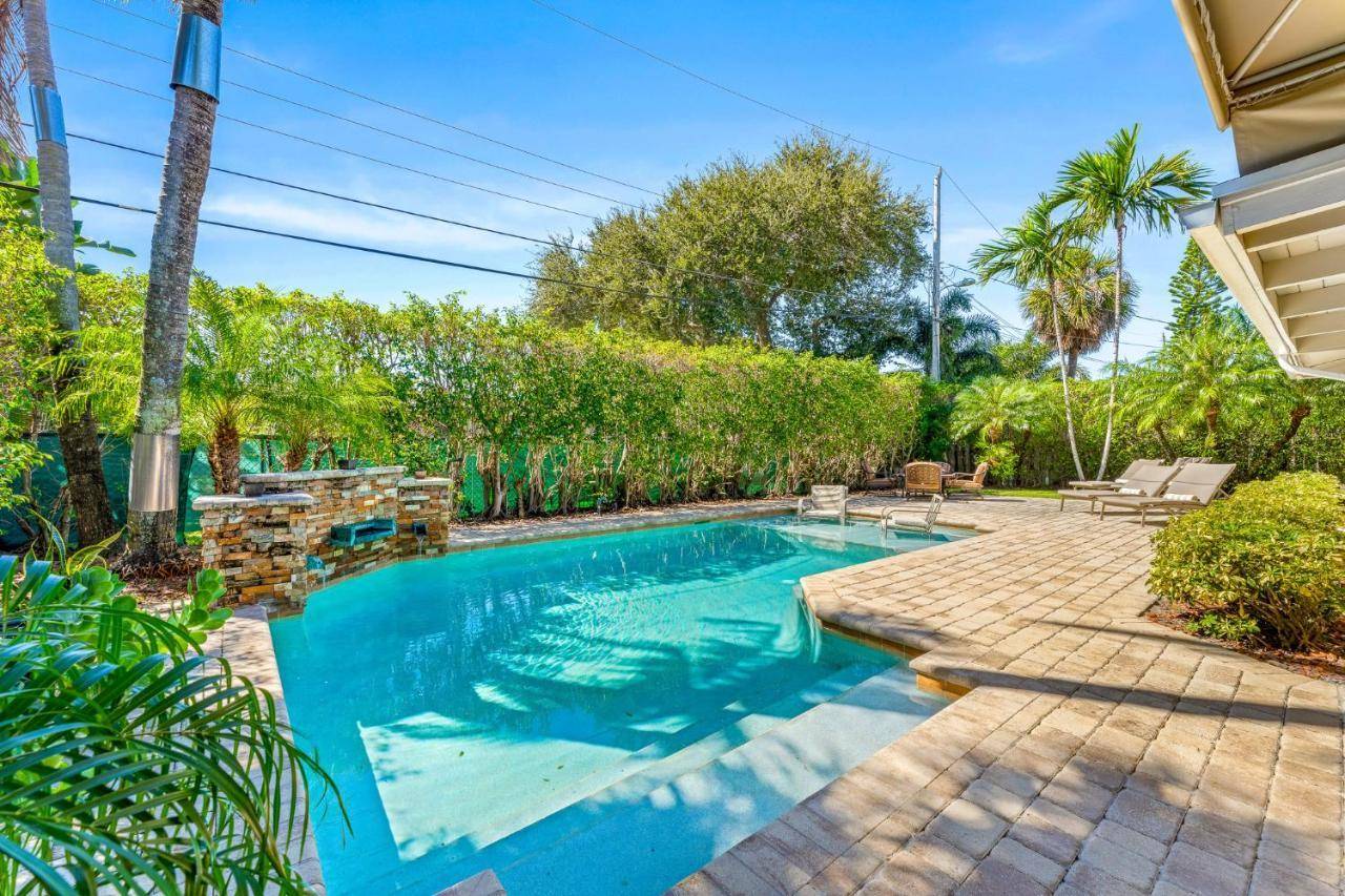 Gorgeous 3BR2BA in LBTS Walk to the Beach in Fort Lauderdale, United States