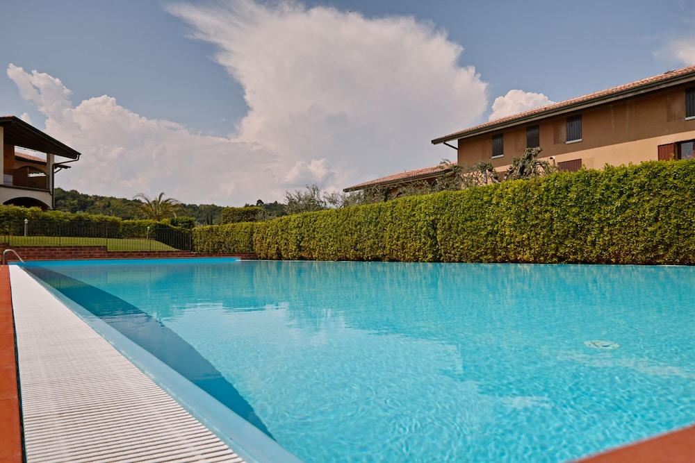 Appartamento Romantica — 4-Star Luxury Hotel in Manerba Del Garda, Italy