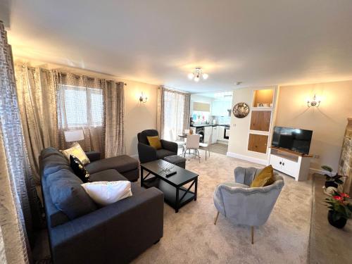 Ground Floor 2 Bedroom Apt Onsite Parking Edge of Glastonbury and Street — 4-Star Luxury Hotel in Street, United Kingdom