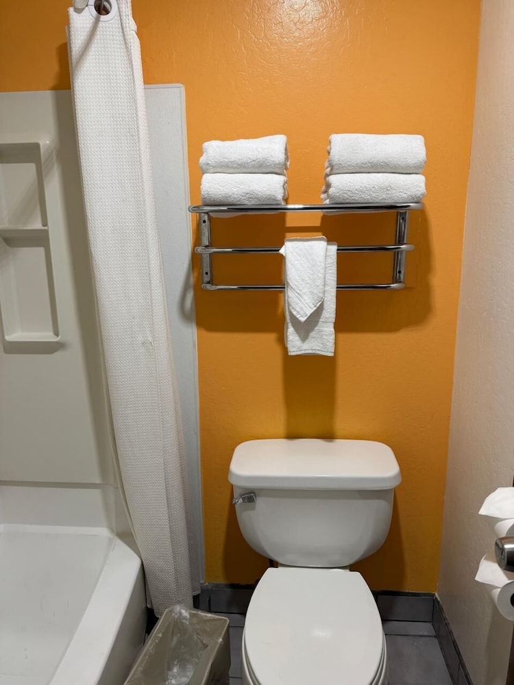 Hollister Inn - photo 17