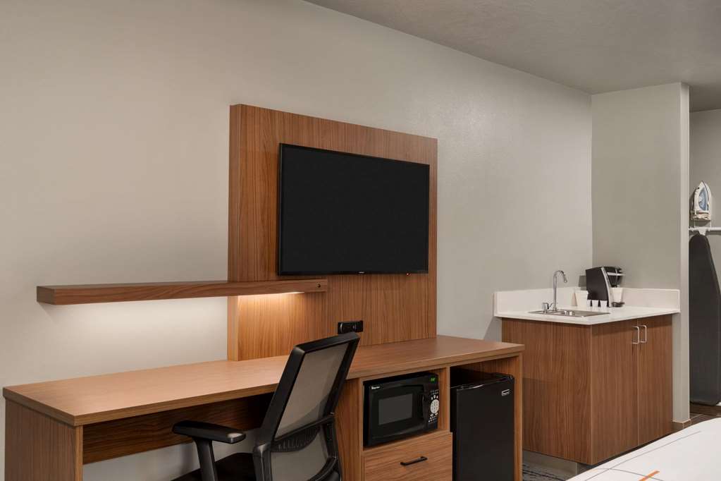 La Quinta Inn & Suites by Wyndham Springfield - photo 34
