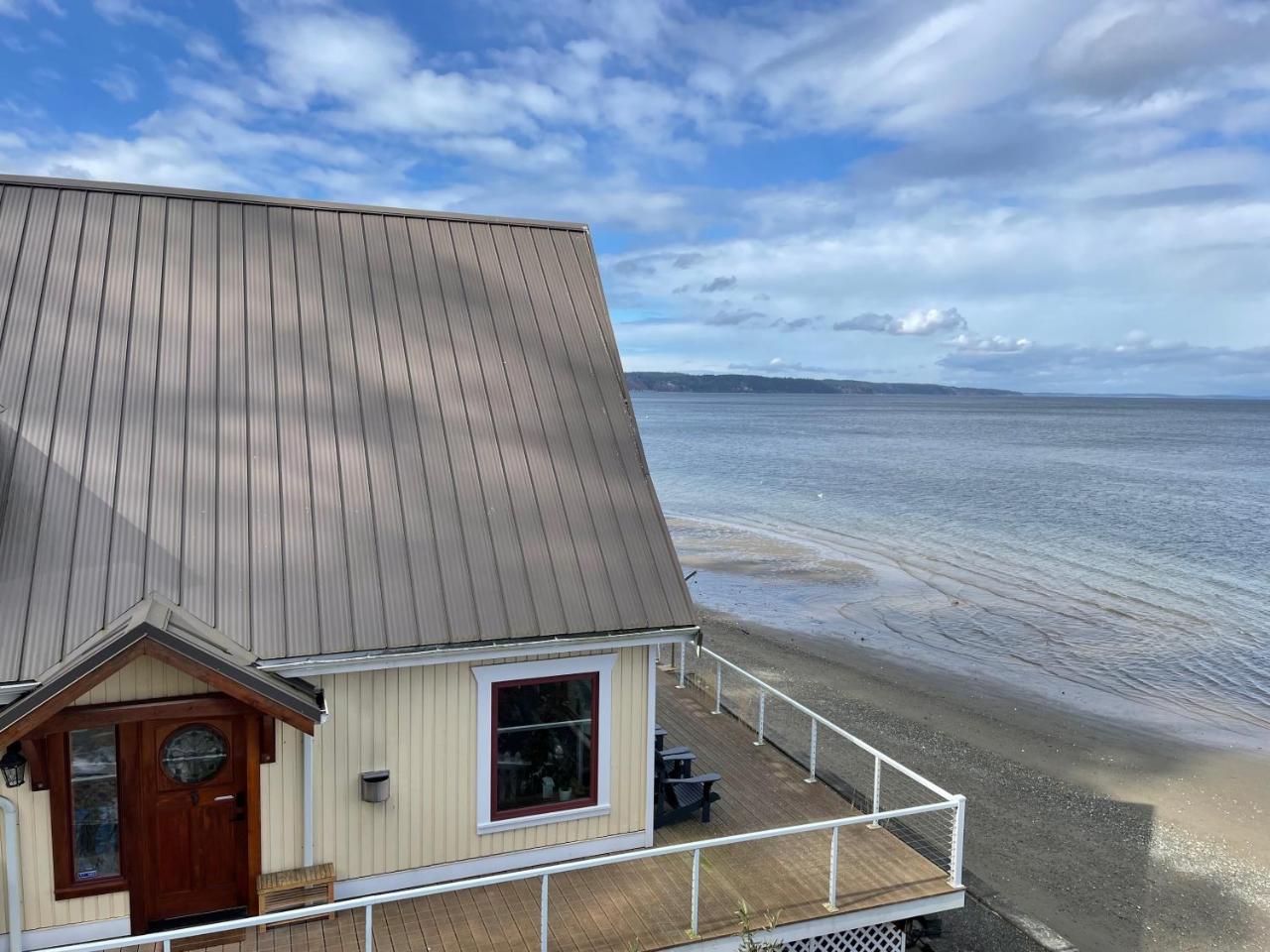 WhidbeyBeachHouse an Oceanfront Getaway on a Private Beach — hotel in Langley