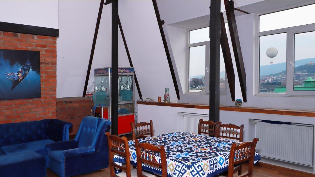 Vintage Mezzanine Apt in City Center By Wehost