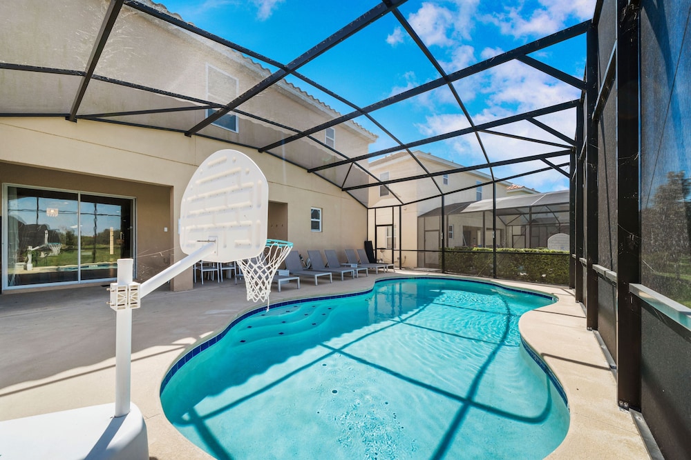 8005 Oak Shadow Ct - last minute hotel in Davenport
