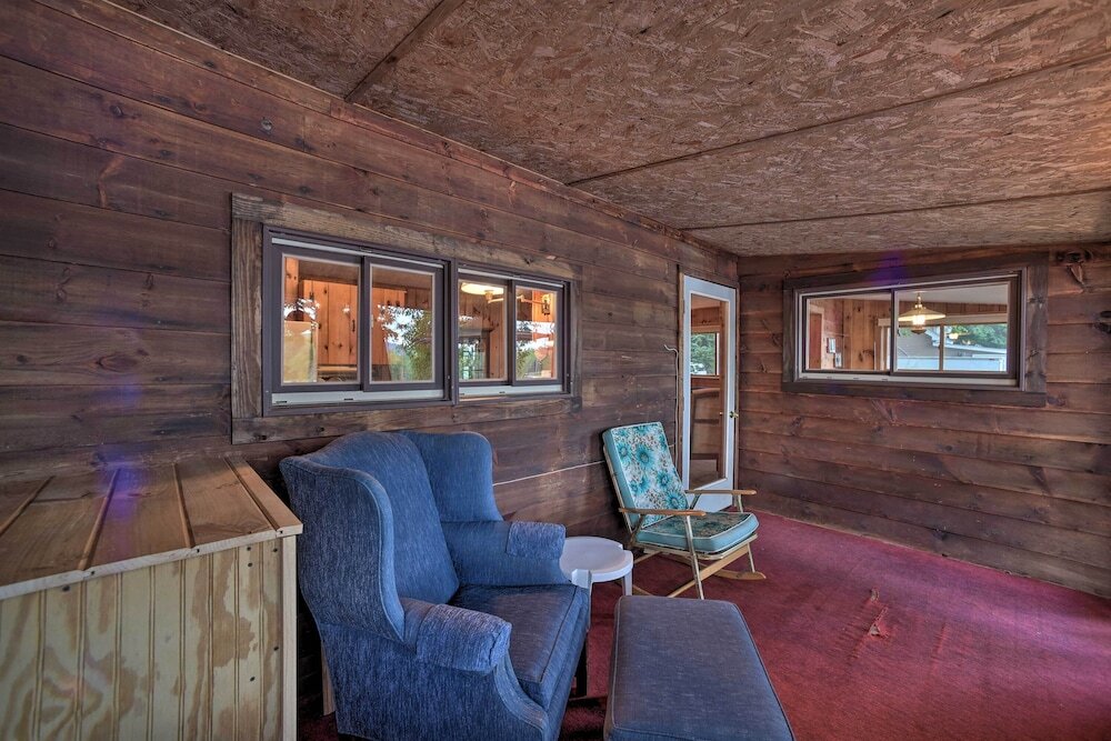 Riverfront Escape with Dock 19 Mi to Saratoga — hotel in Lake Luzerne