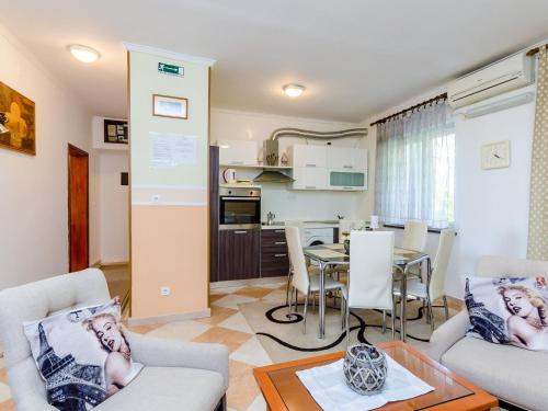 Apartments Nicol Two Bedroom Apartment with Terrace and Sea View