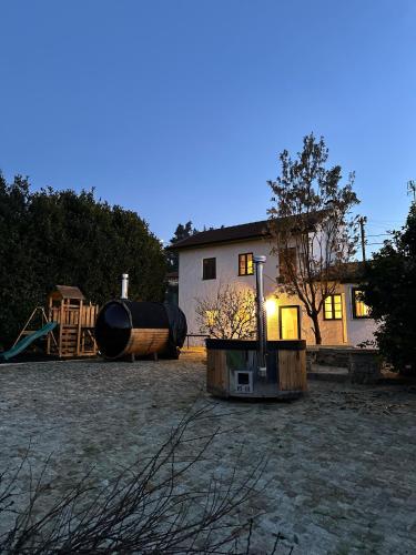 Sauna Jacuzzi Firepit Playground Oporto and Beach 15min — 4-Star Luxury Hotel in Sanfins, Portugal