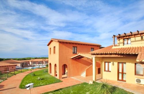 Residence with swimming pool in Vignola Mare — 4-Star Luxury Hotel in Aglientu, Italy