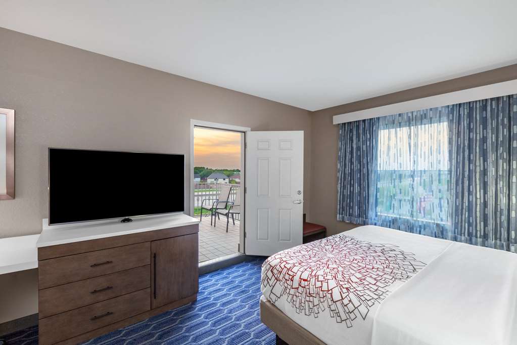 La Quinta Inn & Suites by Wyndham Houston Channelview - photo 27