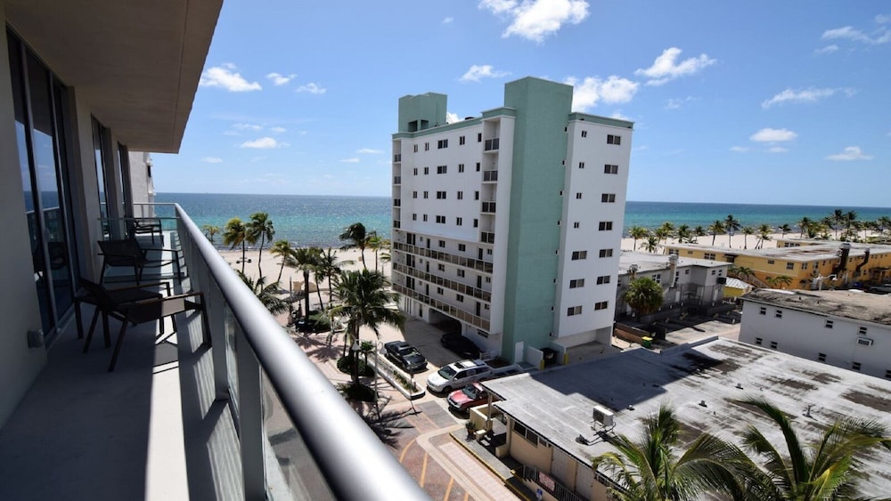 Spectacular 1 Bed Plus Den On To The Amazing Hollywood Beach Hollywood - photo 17