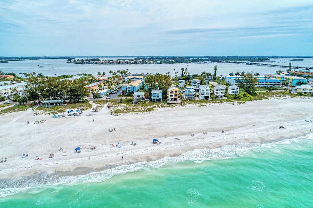 Anna Maria Island Beach Happy direct Beach Front 1br 1br in Bradenton Beach, United States