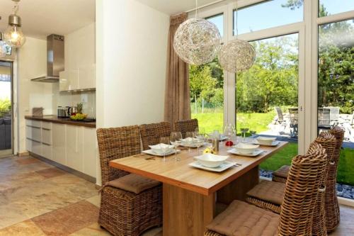 Ferienhaus am Lotsenstieg 6 — 4-Star Luxury Hotel in Kroeslin, Germany