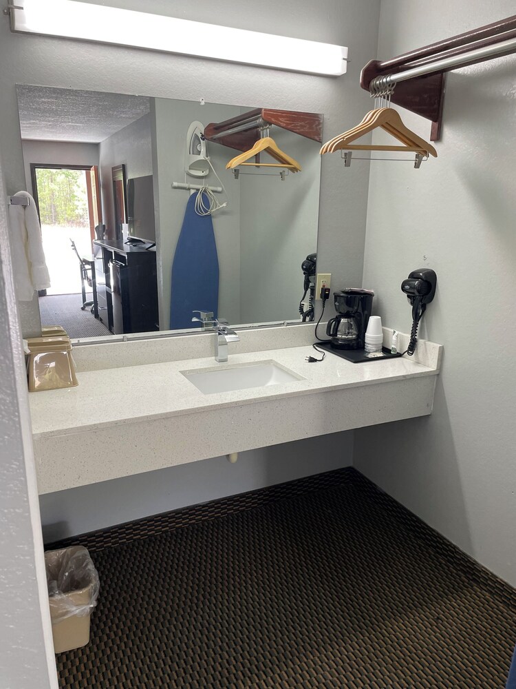 Clairmont Inn & Suites Warren - photo 11
