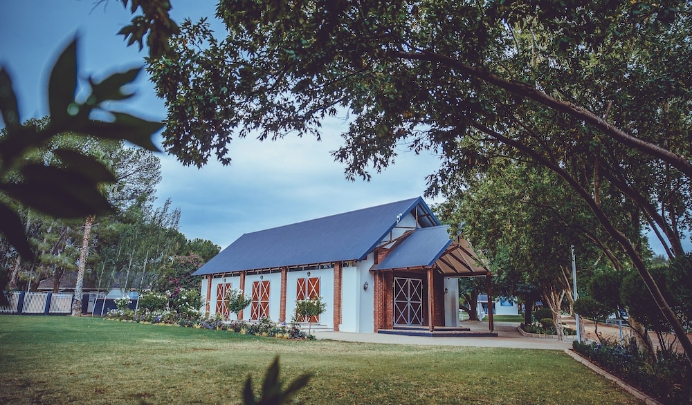 Warm Karoo Bloemfontein — 4-Star Luxury Hotel in Bloemfontein, South Africa