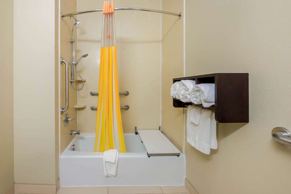 La Quinta Inn & Suites by Wyndham Marshall - photo 13