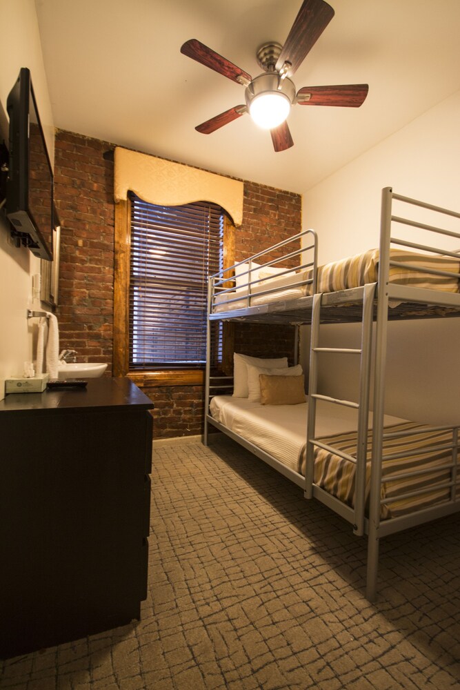 Royal Park Hotel and Hostel - photo 10