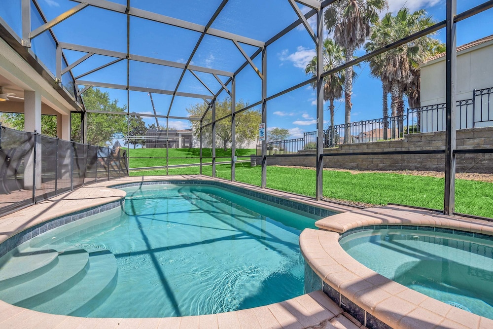 Lovely Decor and Large Pool Area Less Than 5 Miles to Disney. #4wh633 — 4-Star Luxury Hotel in Kissimmee, United States