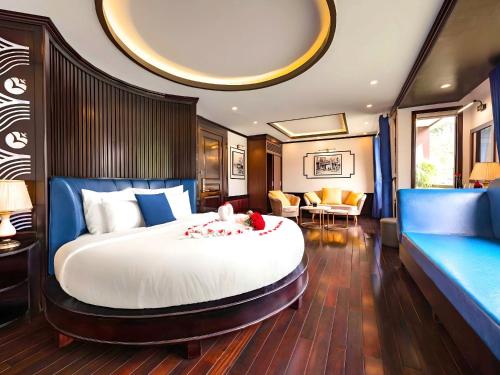 Le Journey Elegance Cruise — 5-Star Luxury Hotel in Ha Long, Vietnam