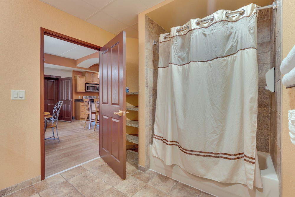 Wisconsin Dells Resort Condo w 2 Fireplaces - photo 9