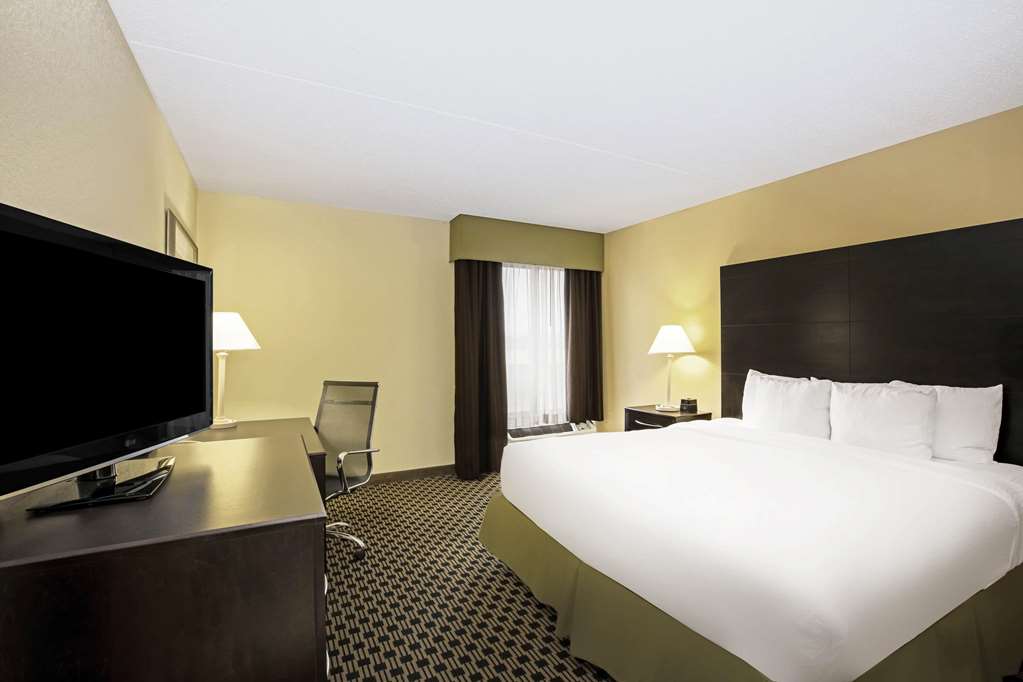 La Quinta Inn & Suites by Wyndham Salina - photo 45